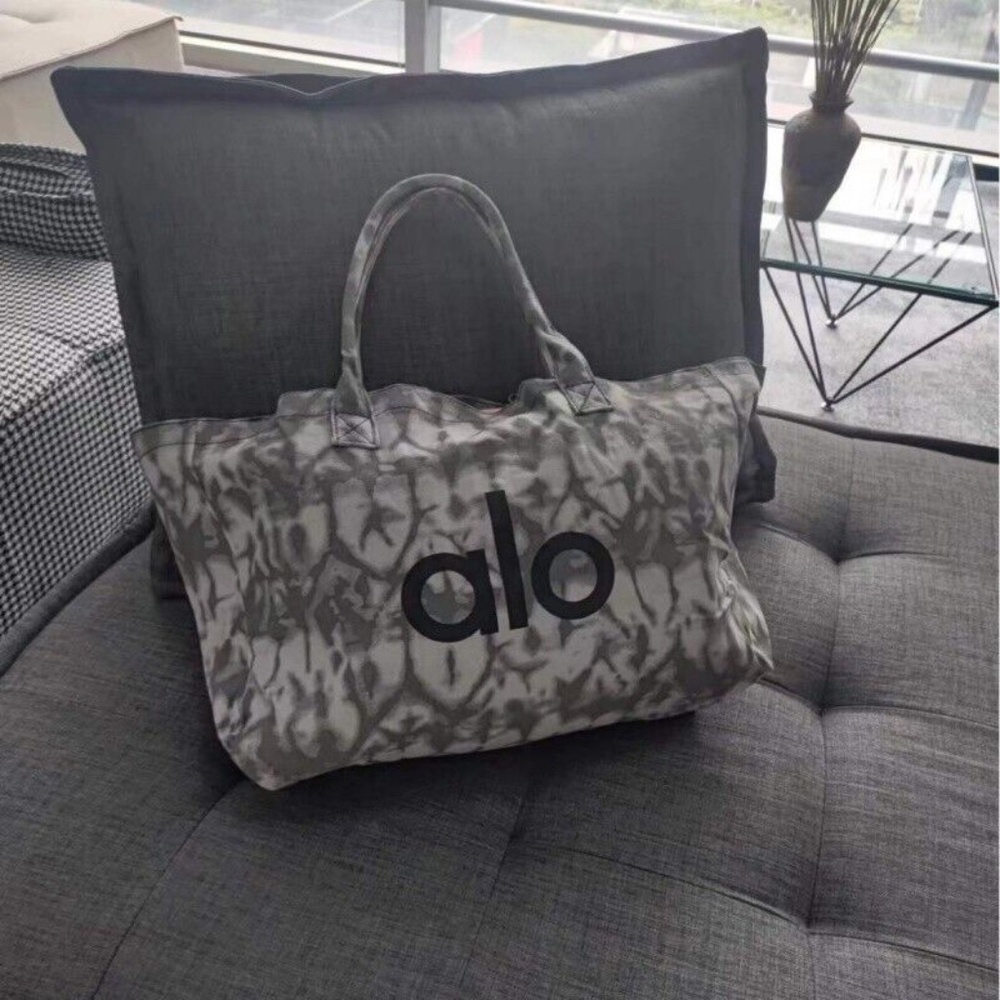 NWT ALO Yoga Iconic Shopper Tote Extra Large Gray Tie Dye